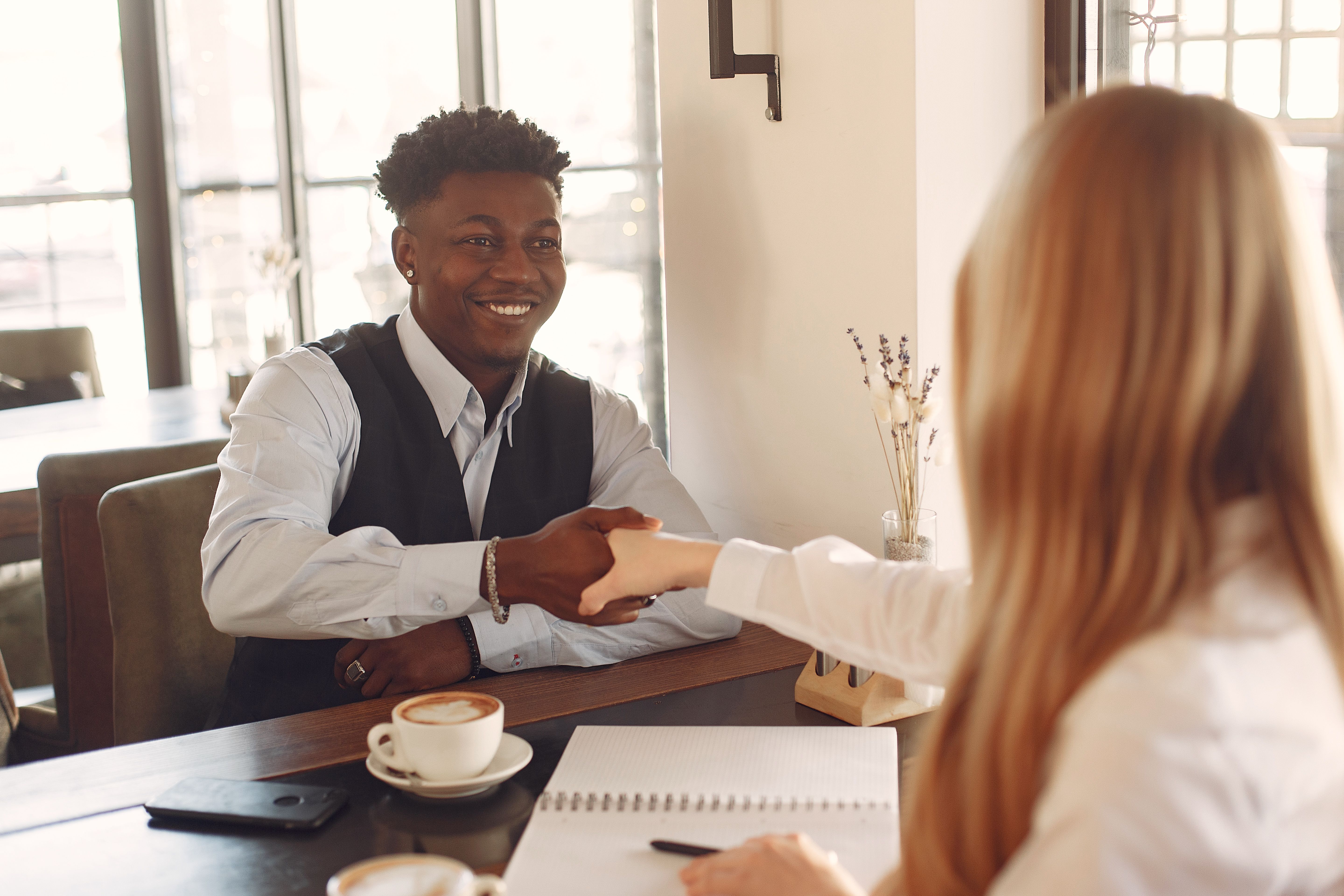 Wie de juiste mensen vindt, levert betere zorg: alles over HR recruitment